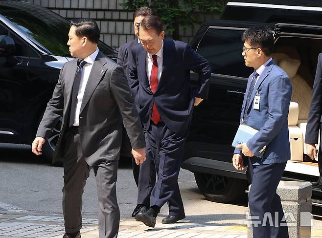 [서울=뉴시스]사진공동취재단 = 윤석열 전 대통령이 26일 오전 서울 서초구 중앙지방법원에서 열리는 내란 우두머리 혐의, 직권남용 권리행사방해 혐의 사건 5차 공판에 출석하고 있다. 2025. 05.26. photo@newsis.com