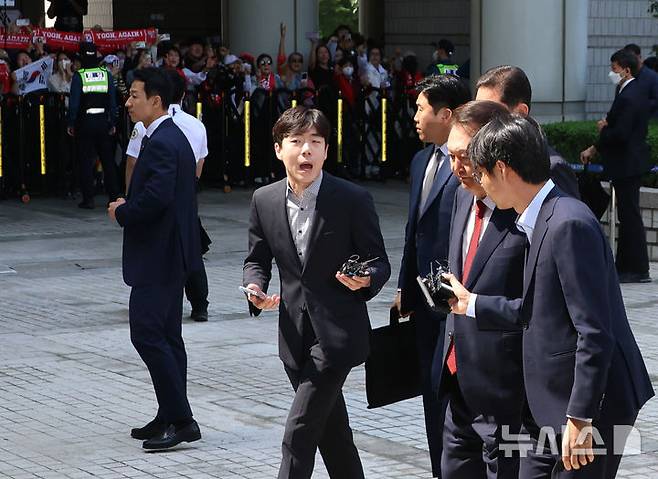 [서울=뉴시스]사진공동취재단 = 윤석열 전 대통령이 26일 오전 서울 서초구 중앙지방법원에서 열리는 내란 우두머리 혐의, 직권남용 권리행사방해 혐의 사건 5차 공판에 출석하고 있다. 2025. 05.26. photo@newsis.com