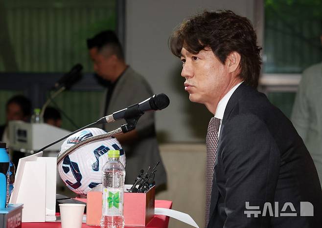 [서울=뉴시스] 이영환 기자 = 홍명보 축구대표팀 감독이 26일 오전 서울 종로구 축구회관에서 6월 A매치에 나설 대표팀 명단 발표를 마친 후 취재진의 질문에 답하고 있다. 홍명보 감독이 이끄는 축구대표팀은 오는 6월6일 이라크 바스라에서 이라크와 9차전 원정 경기를 치른 뒤 10일 서울월드컵경기장에서 쿠웨이트와 최종 10차전 홈 경기를 벌인다. 2025.05.26. 20hwan@newsis.com