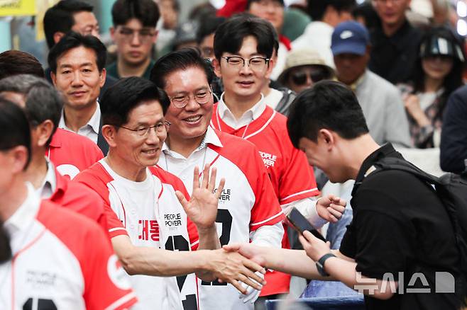 [안성=뉴시스] 권창회 기자 = 김문수 국민의힘 대선 후보가 26일 경기 안성시 안성중앙시장 인근에서 열린 유세를 마치고 시장을 방문해 시민들과 인사하고 있다. 2025.05.26. kch0523@newsis.com