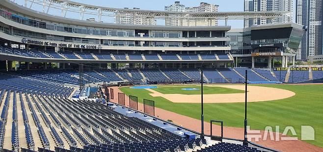 [창원=뉴시스] 강경국 기자 = 경남 창원시와 창원시설공단이 19일 창원NC파크 마산구장에서 시설 보수 부분(관중석 상부에 위치한 NC 구단 홍보용 간판과 조명등에 대한 고정 상태 불량은 용접과 실리콘 처리, 나사 풀림 방지제 도포, 관중석 난간에 설치된 강화유리 1개 안정성 확인)에 대해 언론에 공개하고 있다. 2025.05.19. kgkang@newsis.com