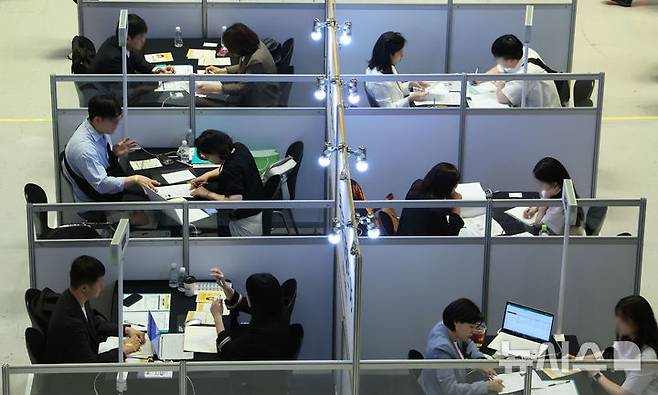 [서울=뉴시스] 조수정 기자 = 26일 서울 강남구 코엑스에서 열린 2025 제1차 KB굿잡 우수기업 취업박람회에서 취업준비생들이 취업 컨설팅을 받고 있다. 2025.05.26. chocrystal@newsis.com