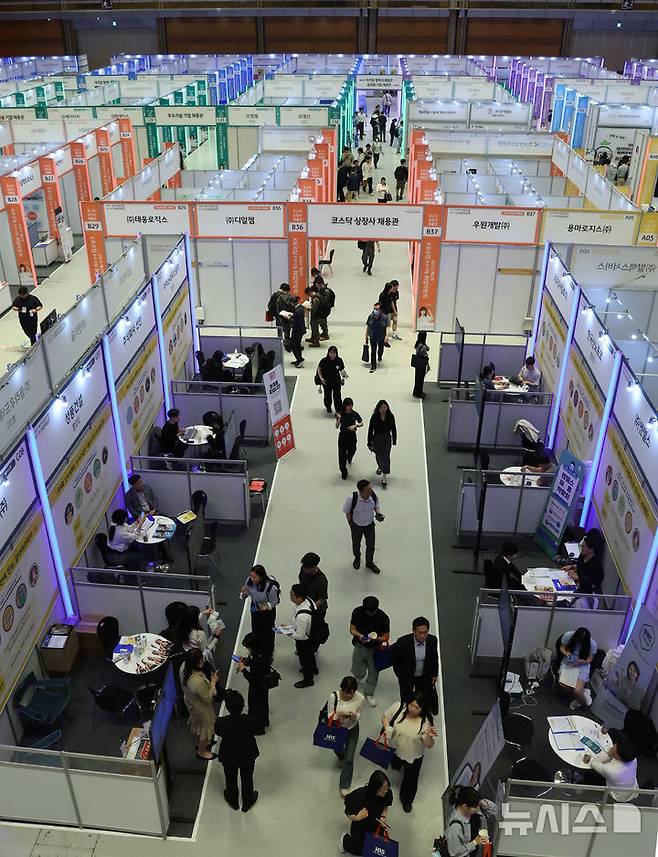 [서울=뉴시스] 조수정 기자 = 26일 서울 강남구 코엑스에서 열린 2025 제1차 KB굿잡 우수기업 취업박람회에서 취업준비생들이 채용 상담 등을 받고 있다. 2025.05.26. chocrystal@newsis.com