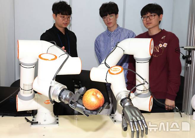 [서울=뉴시스] 조수정 기자 = 26일 서울 강남구 코엑스에서 열린 2025 제1차 KB굿잡 우수기업 취업박람회에서 취업준비생들이 한국폴리텍대학교의 자율 인공지능 로봇팔 체험 시연을 보고 있다. 2025.05.26. chocrystal@newsis.com