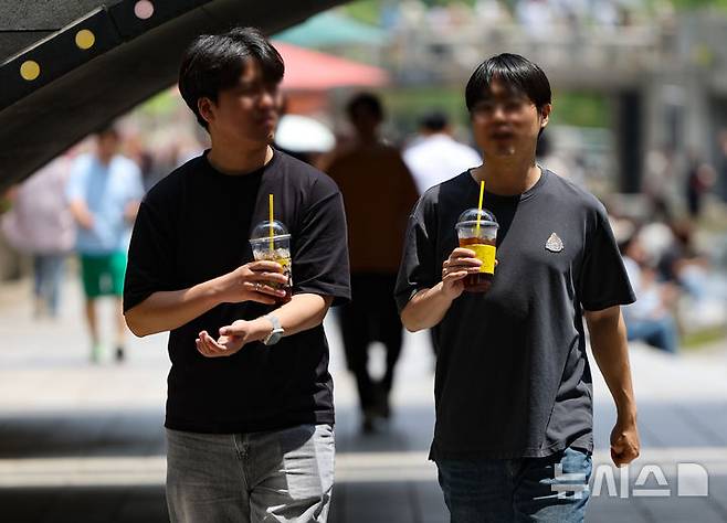 [서울=뉴시스] 황준선 기자 = 서울의 한낮 기온이 26도를 넘는 등 초여름 날씨를 보인 26일 서울 중구 청계천에서 반팔 옷차림의 시민들이 이동하고 있다. 2025.05.26. hwang@newsis.com