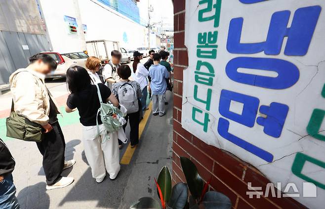 [서울=뉴시스] 황준선 기자 = 서울의 한낮 기온이 26도를 넘는 등 초여름 날씨를 보인 26일 서울 시내 한 냉면 전문점을 찾은 시민들이 식사를 위해 줄 서 있다. 2025.05.26. hwang@newsis.com