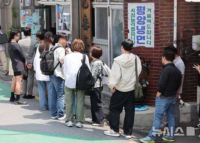 [서울=뉴시스] 황준선 기자 = 서울의 한낮 기온이 26도를 넘는 등 초여름 날씨를 보인 26일 서울 시내 한 냉면 전문점을 찾은 시민들이 식사를 위해 줄 서 있다. 2025.05.26. hwang@newsis.com