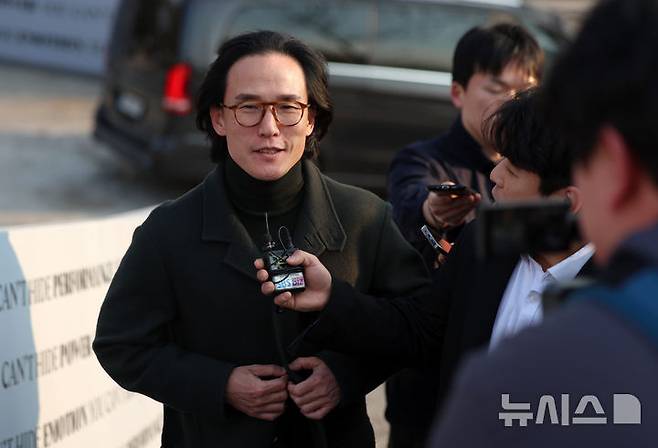 [서울=뉴시스] 김선웅 기자 = 조현범 한국앤컴퍼니 회장이 지난 3월6일 스테판 윙켈만 오토모빌리 람보르기니 회장 겸 CEO와 한국타이어 납품 논의를 하기 위해 람보르기니 테메라리오 공개 행사가 열린 서울 광진구 파이팩토리 스튜디오에 방문하며 취재진과 만나 질문에 답변하고 있다. 2025.03.06. mangusta@newsis.com