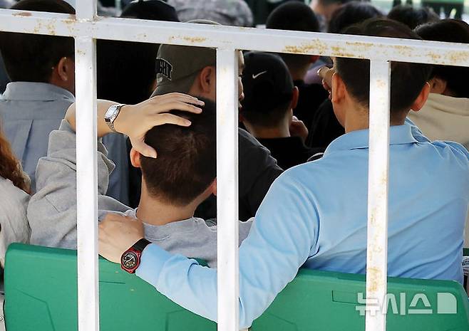 [논산=뉴시스] 김명년 기자 = 26일 오후 충남 논산 육군훈련소에서 열린 현역병 입영 행사에서 한 입영장정과 가족이 입소식을 기다리고 있다. 2025.05.26. kmn@newsis.com