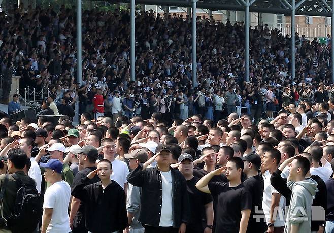 [논산=뉴시스] 김명년 기자 = 26일 오후 충남 논산 육군훈련소에서 열린 현역병 입영 행사에서 입영장정들이 가족에게 경례하고 있다. 2025.05.26. kmn@newsis.com