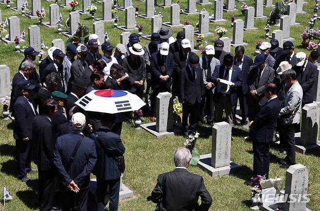 [서울=뉴시스] 김금보 기자 = 호국보훈의 달을 맞은 3일 오전 서울 동작구 국립서울현충원에서 참배객들이 묘역을 참배하고 있다. 2024.06.03. kgb@newsis.com