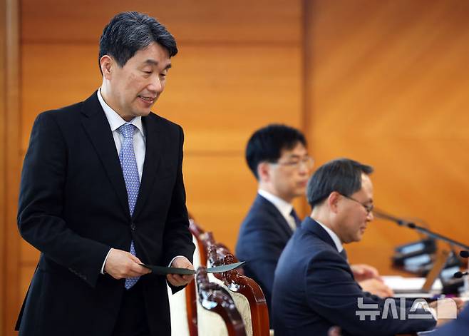 [서울=뉴시스] 최진석 기자 = 이주호 대통령 권한대행 부총리 겸 교육부 장관이 26일 정부서울청사에서 열린 제2차 공명선거 관계장관 회의에 입장하고 있다. 2025.05.26. myjs@newsis.com