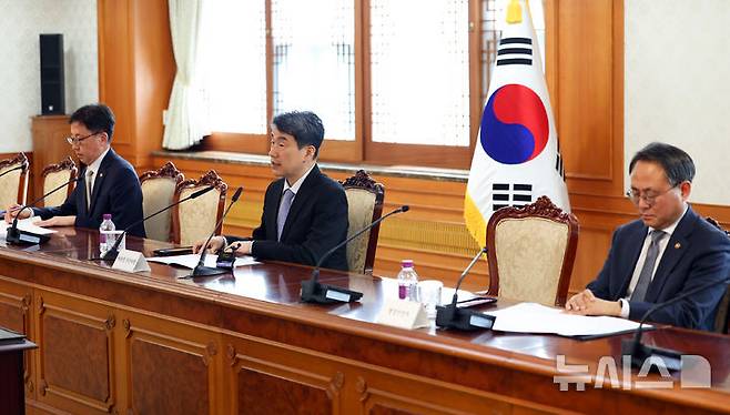 [서울=뉴시스] 최진석 기자 = 이주호 대통령 권한대행 부총리 겸 교육부 장관이 26일 정부서울청사에서 열린 제2차 공명선거 관계장관 회의를 주재하고 있다. 2025.05.26. myjs@newsis.com