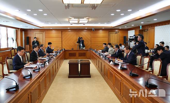 [서울=뉴시스] 최진석 기자 = 이주호 대통령 권한대행 부총리 겸 교육부 장관이 26일 정부서울청사에서 열린 제2차 공명선거 관계장관 회의를 주재하고 있다. 2025.05.26. myjs@newsis.com