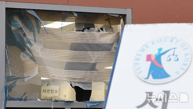 [서울=뉴시스] 황준선 기자 = 19일 오후 서울 마포구 서울서부지방법원에서 작업자들이 윤석열 대통령 지지자들의 난입으로 파손된 시설들을 청소하고 있다. 2025.01.19. hwang@newsis.com