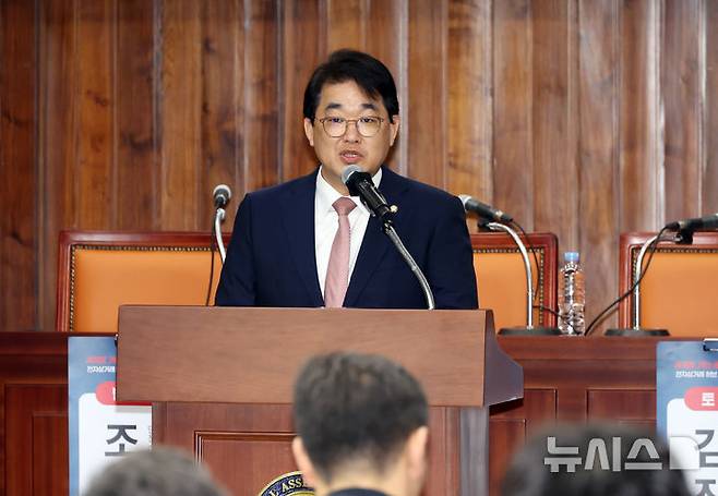 [서울=뉴시스] 고승민 기자 = 27일 서울 여의도 국회도서관에서 배준영, 권영진 의원실 주최로 열린 '세계로 가는 물류 관문 인천, 전자상거래 허브 구축 전략 토론회'에서 배준영 의원이 개회사를 하고 있다. 2025.03.27. kkssmm99@newsis.com