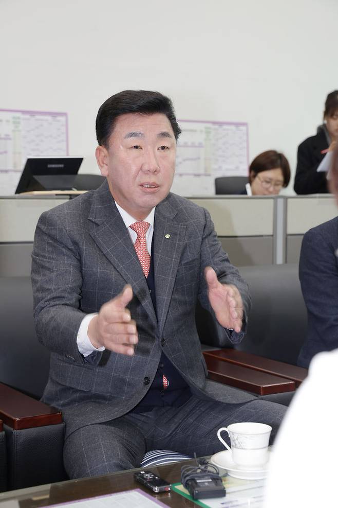 [청주=뉴시스] 이범석 충북 청주시장이 19일 시청 기자실에서 한화 이글스 구단 측에 청주 홈경기 배정을 요구하고 있다. (사진=청주시 제공) 2025.03.19. photo@newsis.com *재판매 및 DB 금지