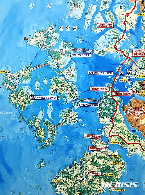 [무안=뉴시스] 전남 신안군이 추진했다가 민간자본 유치 실패로 무산된 '다이아몬드 제도(諸島)' 개발사업 구상도. 신안군은 섬을 세로와 가로로 연결하는 연도교 건설을 추진 중이다. (사진=뉴시스 DB). photo@newsis.com