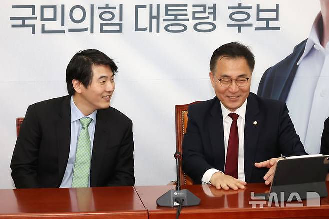 [서울=뉴시스] 조성우 기자 = 최형두(오른쪽) 국민의힘 선대위 AI과학정책본부장이 26일 오후 서울 여의도 국회에서 제이슨 권 오픈AI 최고전략책임자(CSO)를 만나 악수하고 있다. 2025.05.26. xconfind@newsis.com