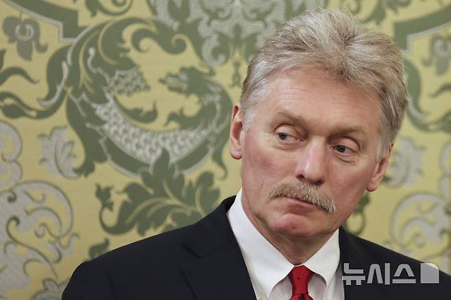 [모스크바=AP/뉴시스] ﻿﻿도널드 트럼프 미국 대통령이 블라디미르 푸틴 러시아 대통령을 향해 "완전히 미쳐버렸다"고 강도 높게 비난한 데 대해, 러시아 크렘린궁이 “감정적 과부하 때문”이라며 절제된 반응을 내놨다. 사진은 드미트리 페스코프 러시아 크렘린궁 대변인의 모습. 2025.05.26