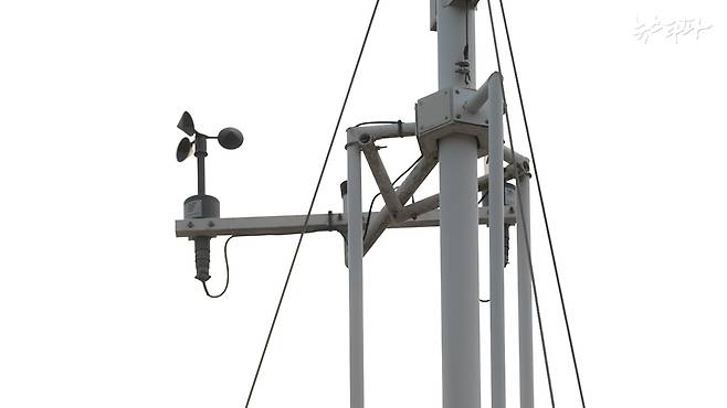 현재 국내에 자동기상관측시스템은 기상청이 550여개, 산림청은 480여개 이상 보유한 것으로 파악된다. 사진은 경북 영덕에서 촬영한 자동기상관측시스템(AWS)