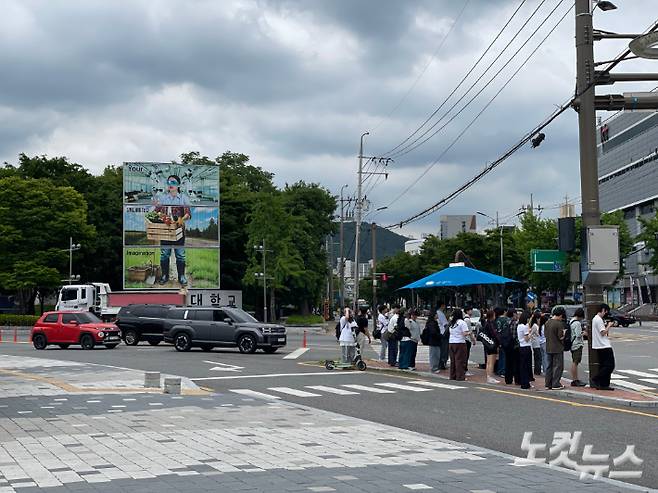 전라남도 소재 한 국립대학교 앞에서 점심시간에 맞춰 학생들이 이동하고 있다. 순천=최보금 기자