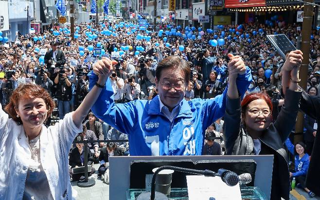더불어민주당 이재명 대선 후보가 14일 부산 부산진구 서면 젊음의 거리에서 열린 유세에서 연설에 앞서 인사하고 있다. 연합뉴스