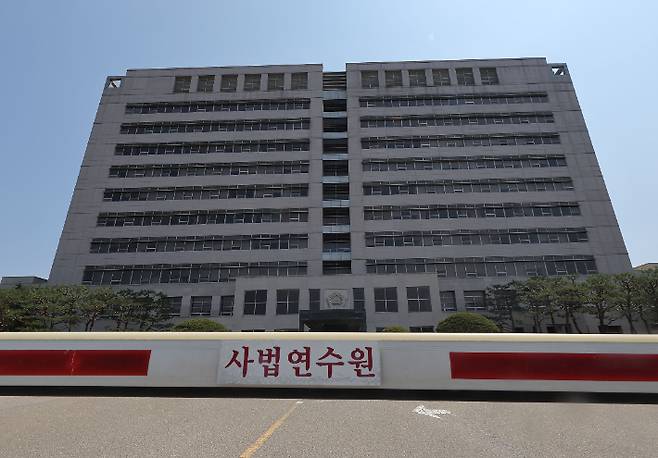 대법원 전원합의체의 더불어민주당 이재명 대선후보 판결로 촉발된 사법부 안팎 논란을 다룰 전국법관대표회의가 하루 앞으로 다가온 가운데 25일 회의가 열릴 경기 고양시 사법연수원 정문 모습. 연합뉴스