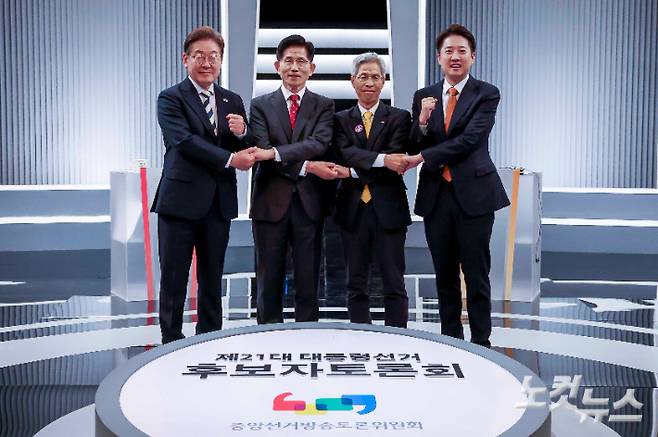 23일 서울 영등포구 여의도 KBS 스튜디오에서 열린 중앙선거방송토론위원회 주관 제21대 대통령선거 후보자 토론회에 앞서 더불어민주당 이재명(왼쪽부터), 국민의힘 김문수, 민주노동당 권영국, 개혁신당 이준석 대선후보가 기념촬영을 하고 있다. 국회사진기자단