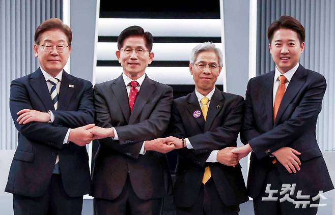 23일 서울 영등포구 여의도 KBS 스튜디오에서 열린 중앙선거방송토론위원회 주관 제21대 대통령선거 후보자 토론회에 앞서 더불어민주당 이재명(왼쪽부터), 국민의힘 김문수, 민주노동당 권영국, 개혁신당 이준석 대선후보가 기념촬영을 하고 있다. 국회사진기자단