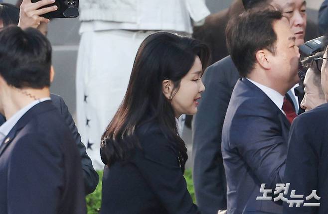 윤석열 전 대통령이 한남동 관저를 떠나 서초동 사저로 거처를 옮긴 지난달 11일 서울 서초구 사저 아크로비스타에서 김건희 여사가 주민들과 인사를 나누고 있다. 황진환 기자