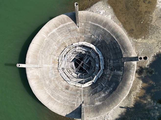 경주시가 2025 APEC 정상회의를 앞두고 수직·수평터널 등 주요 수자원 시설물에 대한 정비를 진행 중인 가운데, 덕동댐 구여수로에서 보수 작업이 한창이다. 경주시 제공