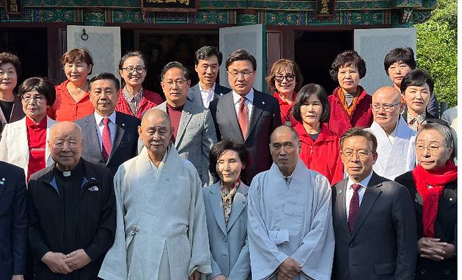 6·3 조기대선을 일주일여 앞둔 가운데, 김문수 국민의힘 대선 후보의 배우자인 설난영 여사가 26일 부산을 방문해 종교시설을 예방하고 논란이 된 발언에 대해 공개 사과했다. 국민의힘 부산시당 제공
