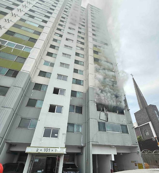 26일 오전 9시 34분쯤 강원 원주시 원동의 한 아파트 3층에서 불이 나 약 40분 만에 꺼졌다. 원주소방서 제공.