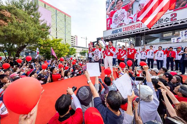 김문수 국민의힘 대선 후보가 26일 오후 경기 용인시 수지구 용인포은아트갤러리 광장에서 열린 내일의 기적을 만들 용인 집중유세에서 시민들에게 지지를 호소하고 있다. 용인=황진환 기자