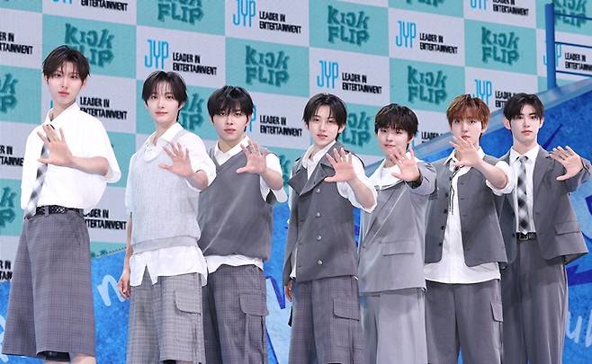 이번 앨범 타이틀곡은 '프리즈'다. 동현이 작곡에, 계훈·동화·민제가 작사에 참여했다. 연합뉴스