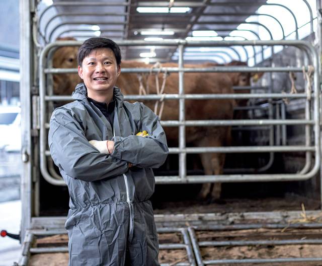 가축운송업과 한우 사육을 함께 하는 홍순윤 대표.