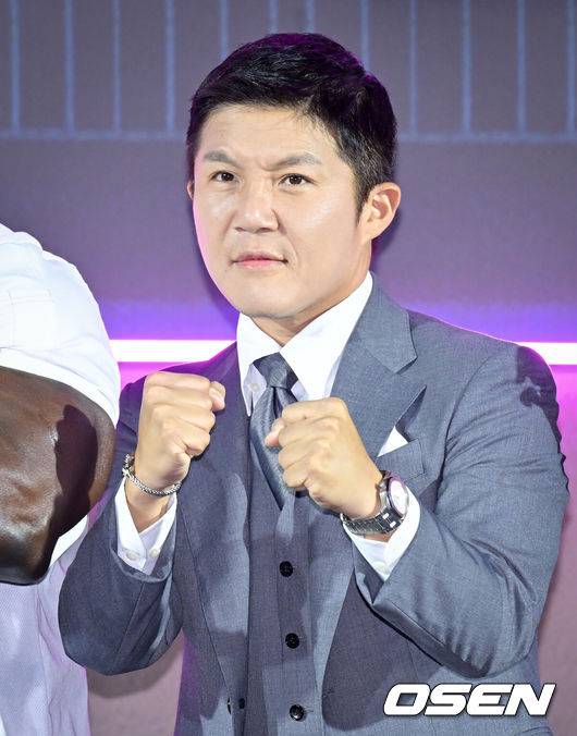 [OSEN=조은정 기자]’넷플릭스(Netflix) 예능&nbsp;‘좀비버스: 뉴 블러드’ 제작발표회가 14일 서울 용산구 CGV용산아이파크몰에서 열렸다.이날 제작발표회에는 박진경 PD, 문상돈 PD, 노홍철, 이시영, 조세호, 태연, 육성재, 딘딘, 코드 쿤스트, 권은비, 파트리샤, 김선태, 안드레 러시가 참석했다.조세호가 포즈를 취하고 있다. 2024.11.14 /cej@osen.co.kr