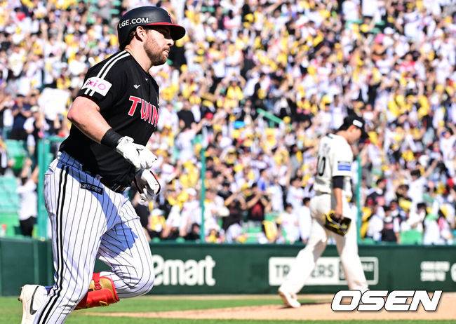 [OSEN=인천, 조은정 기자]25일 인천 SSG랜더스필드에서 2025 신한 SOL Bank KBO리그 SSG 랜더스와 LG 트윈스의 경기가 열렸다.SSG은 전영준을 LG는 송승기를 선발투수로 내세웠다.7회초 LG 선두타자 오스틴이 좌월 솔로 홈런을 날린 뒤 베이스를 돌고 있다. 2025.05.25 /cej@osen.co.kr