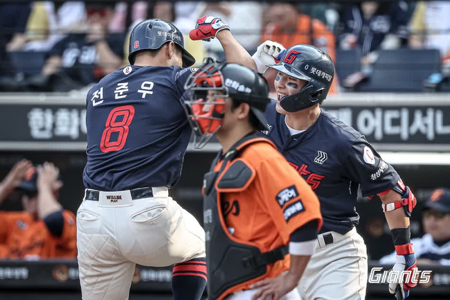 롯데 전준우(왼쪽)가 9회 2사 후 동점 솔로 홈런을 터뜨린 뒤 윤동희와 기뻐하고 있다. /롯데 자이언츠 제공