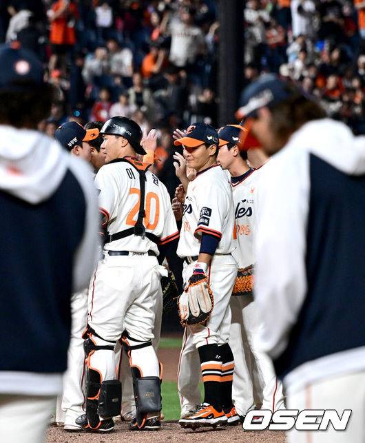 [OSEN=대전, 최규한 기자] 프로야구 한화 이글스가 5경기 연속 선발승으로 5연승을 질주했다. 홈런 2개 포함 장단 14안타 12득점으로 타선도 폭발했다.&nbsp;한화는 18일 대전 한화생명볼파크에서 열린 2025 신한 SOL Bank KBO리그 NC 다이노스와의 홈경기를 12-4로 승리했다.&nbsp;선발투수 엄상백이 5이닝 4실점으로 이적 첫 승을 신고했고, 타선이 1회부터 5득점 빅이닝을 몰아치며 NC 1선발 로건 앨런을 무너뜨렸다. 채은성이 7회말 시즌 2호 쐐기 투런 홈런 포함 4타수 4안타 5타점, 이도윤이 5타수 3안타 4타점으로 맹타를 휘둘렀다.&nbsp;경기를 마치고 승리한 한화 선수들이 하이파이브를 나누고 있다. 2025.04.18 / dreamer@osen.co.kr