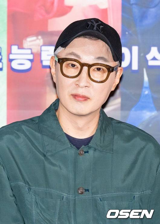 [OSEN=박준형 기자] 26일 오후 서울 용산아이파크몰 내 CGV 용산에서 영화 '하이파이브'(감독 강형철) 언론시사회가 진행됐다.배우 이재인과 안재홍, 라미란 등이 출연하는 영화 '하이파이브'는 장기이식으로 우연히 각기 다른 초능력을 얻게 된 다섯 명이 그들의 능력을 탐하는 자들과 만나 벌어지는 이야기를 그린 코믹 액션 활극으로 오는 30일 개봉된다.강형철 감독이 질문을 듣고 있다.   2025.05.26 / soul1014@osen.co.kr