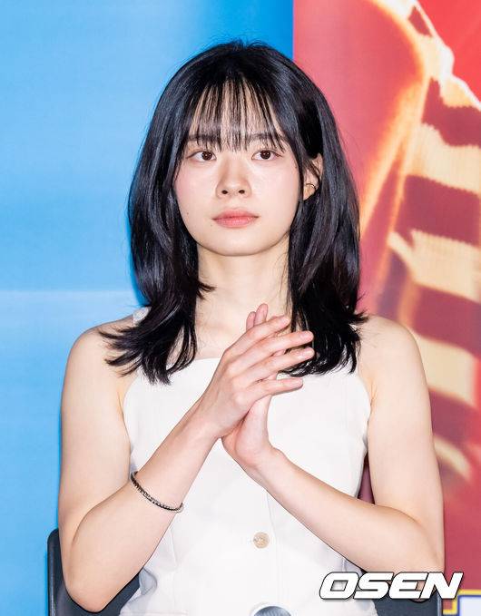 [OSEN=박준형 기자] 26일 오후 서울 용산아이파크몰 내 CGV 용산에서 영화 '하이파이브'(감독 강형철) 언론시사회가 진행됐다.배우 이재인과 안재홍, 라미란 등이 출연하는 영화 '하이파이브'는 장기이식으로 우연히 각기 다른 초능력을 얻게 된 다섯 명이 그들의 능력을 탐하는 자들과 만나 벌어지는 이야기를 그린 코믹 액션 활극으로 오는 30일 개봉된다.배우 이재인이 박수를 치고 있다.    2025.05.26 / soul1014@osen.co.kr