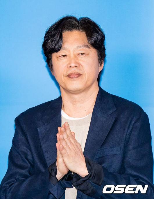 [OSEN=박준형 기자] 26일 오후 서울 용산아이파크몰 내 CGV 용산에서 영화 '하이파이브'(감독 강형철) 언론시사회가 진행됐다.배우 이재인과 안재홍, 라미란 등이 출연하는 영화 '하이파이브'는 장기이식으로 우연히 각기 다른 초능력을 얻게 된 다섯 명이 그들의 능력을 탐하는 자들과 만나 벌어지는 이야기를 그린 코믹 액션 활극으로 오는 30일 개봉된다.배우 김희원이 질문을 듣고 있다.  2025.05.26 / soul1014@osen.co.kr