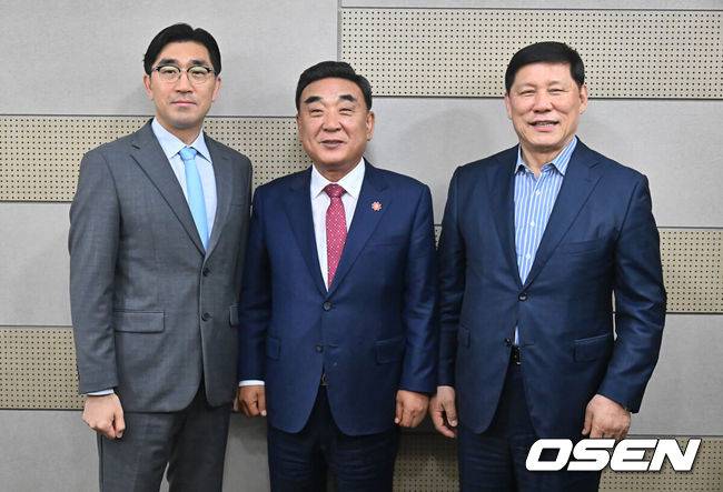[OSEN=울산, 이석우 기자] 16일 울산 문수야구장에서 열릴 예정이던 2025 신한 SOL 뱅크 KBO 리그 NC 다이노스와 키움 히어로즈의 경기가 비로 취소됐다. NC 다이노스의 대체홈인 울산 문수야구장에서의 첫 경기는 내일 더블헤더로 열리게 됐다.허구연 KBO 총재(오른쪽)와 이진만 NC 다이노스 대표(왼쪽)가 울산 문수야구장에서 김두겸 울산 시장과 함께 감사 티타임을 앞두고 기념 촬영을 하고 있다. 2025.05.16 / foto0307@osen.co.kr