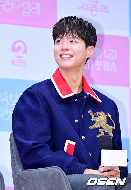 [OSEN=민경훈 기자] 11일 오후 서울 영등포구 KBS아트홀에서 KBS2 '더 시즌즈 - 박보검의 칸타빌레' 제작발표회가 열렸다.‘더 시즌즈’는 2023년 2월부터 KBS 심야 음악 프로그램 최초로 시즌제 방식을 도입해 한 아티스트가 3개월을 진행하고 있다.&nbsp;7번째 주인공은 박보검이다. ‘뮤직뱅크’ MC로도 나섰던 그가 본격 음악 프로그램의 MC로 나선 것은 이번이 처음이다.&nbsp;박보검이 기자간담회에서 미소짓고 있다. 2025.03.11 / rumi@osen.co.kr