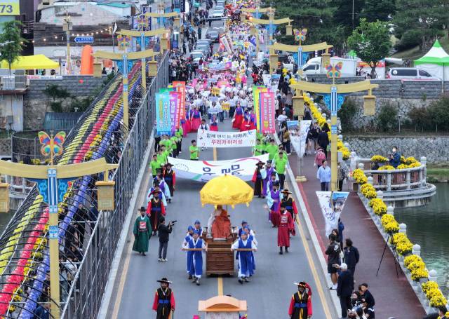 ▲- 제67회 밀양아리랑대축제 거리 퍼레이드 모습.ⓒ밀양시