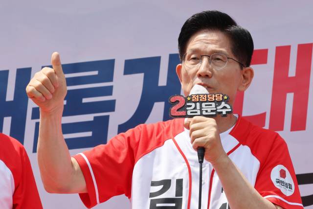 ▲국민의힘 김문수 대선 후보가 26일 경기 안성시 안성중앙시장 서인사거리에서 유세를 하고 있다. ⓒ연합뉴스