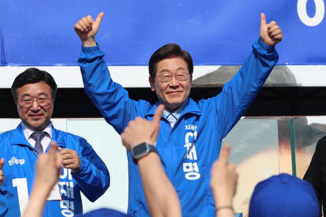 ▲더불어민주당 이재명 대선 후보가 26일 경기 남양주시 평내호평역 광장에서 열린 유세에서 엄지손가락을 치켜들고서 시민들에게 지지를 호소하고 있다. ⓒ연합뉴스