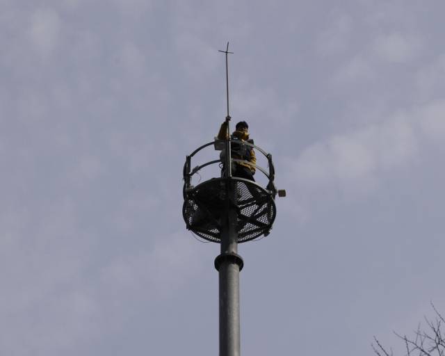 ▲김형수 거제통영고성조선하청지회장이 지난 3월 15일 새벽 4시 서울 장교동 한화 본사 앞 CCTV 철탑에 오른 모습. ⓒ금속노동자